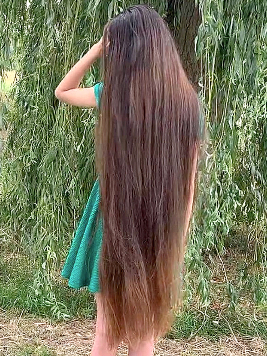 VIDEO - Extreme long hair play deluxe - RealRapunzels