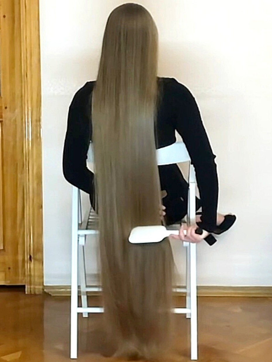 VIDEO - What is she hiding under her hat? - RealRapunzels