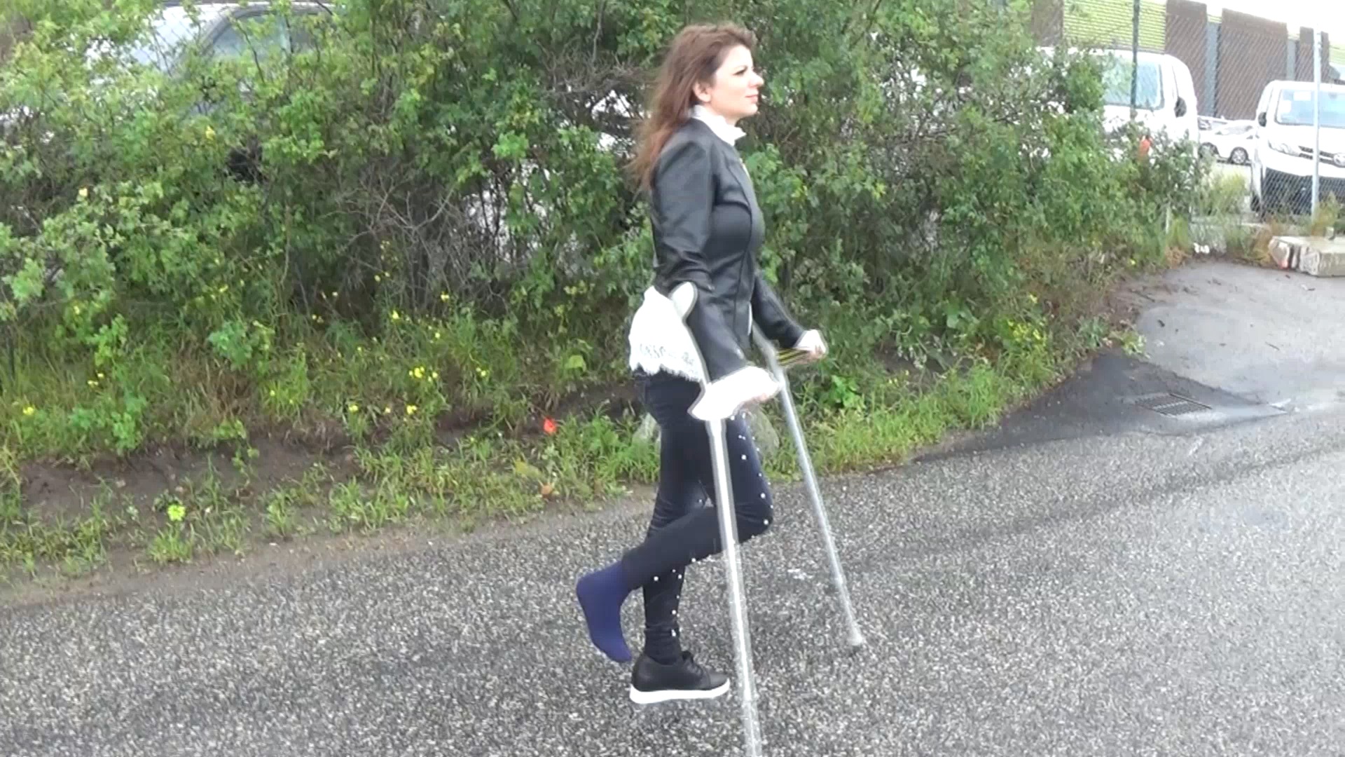 Miss Metnal 7 SLC I like to sit down on the benches Crutchcast