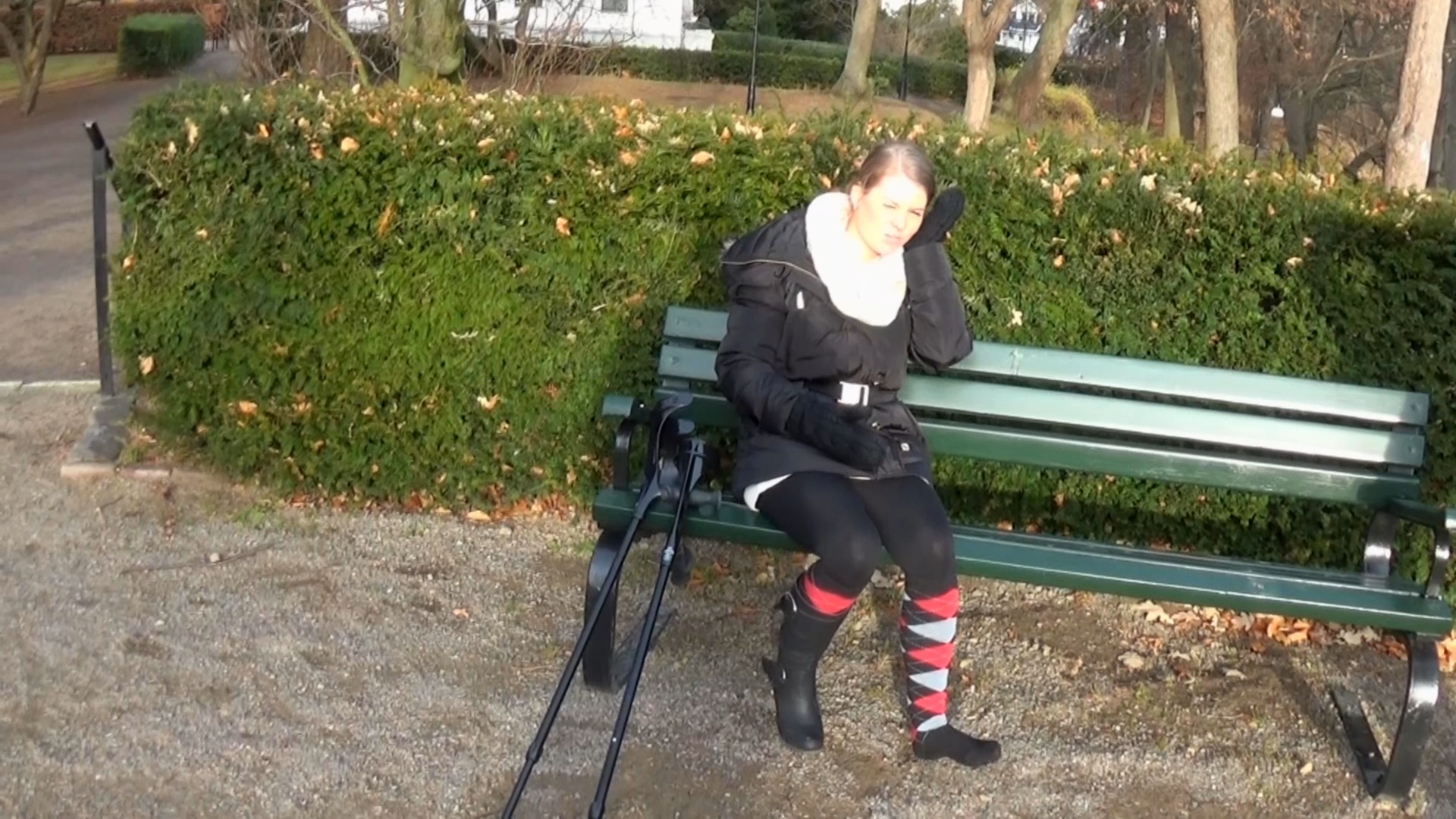 Melinda 27 Sprain Crutching in the sand 3 min Swecrutch