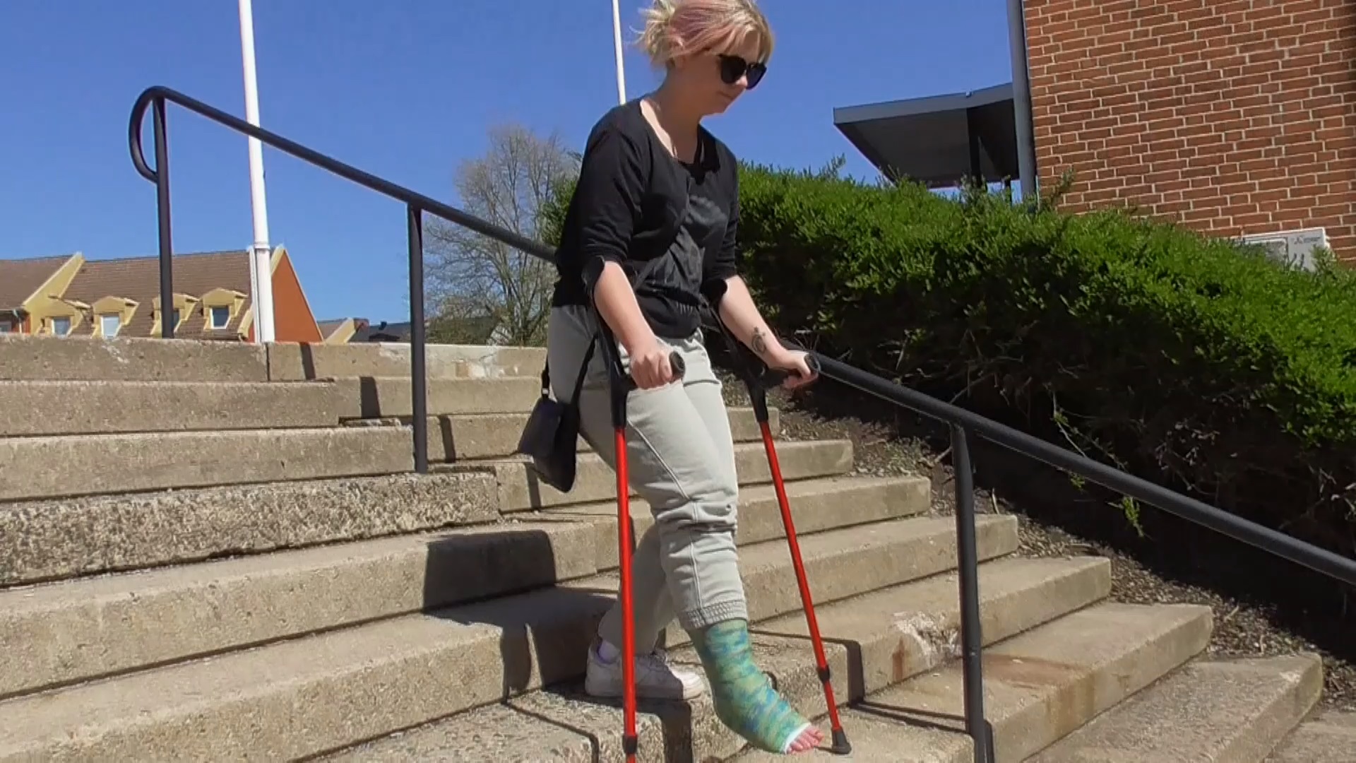 Kristin 1 SLC I have no problem to crutch around in Crutchcast