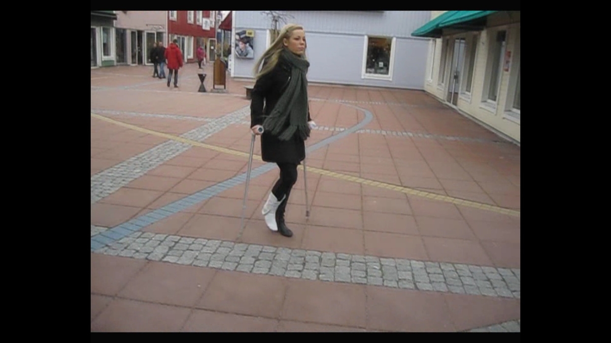 Melinda 25 Aircast Look how fast i can be on my crut Crutchcast