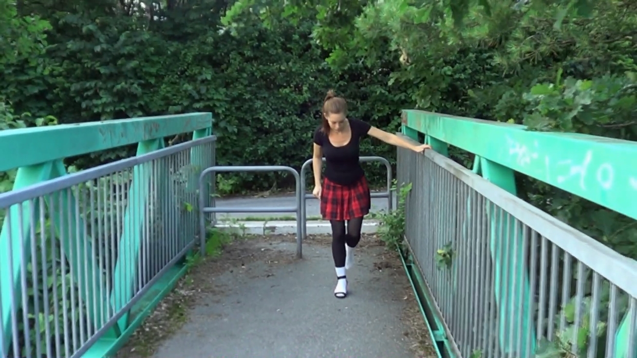 Melinda 62 Sock Sprain My foot starts to swell so I Crutchcast